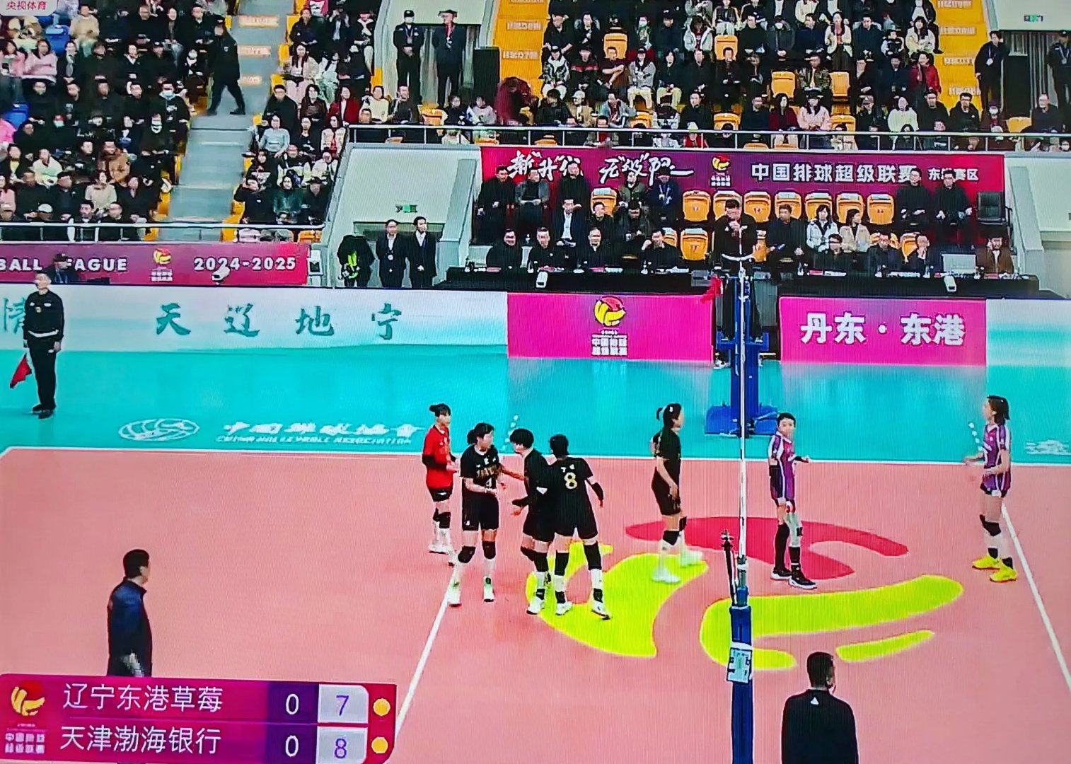 北京女篮主场重夺榜首位置，全队备战雄心壮志(北京女排全体队员名单)