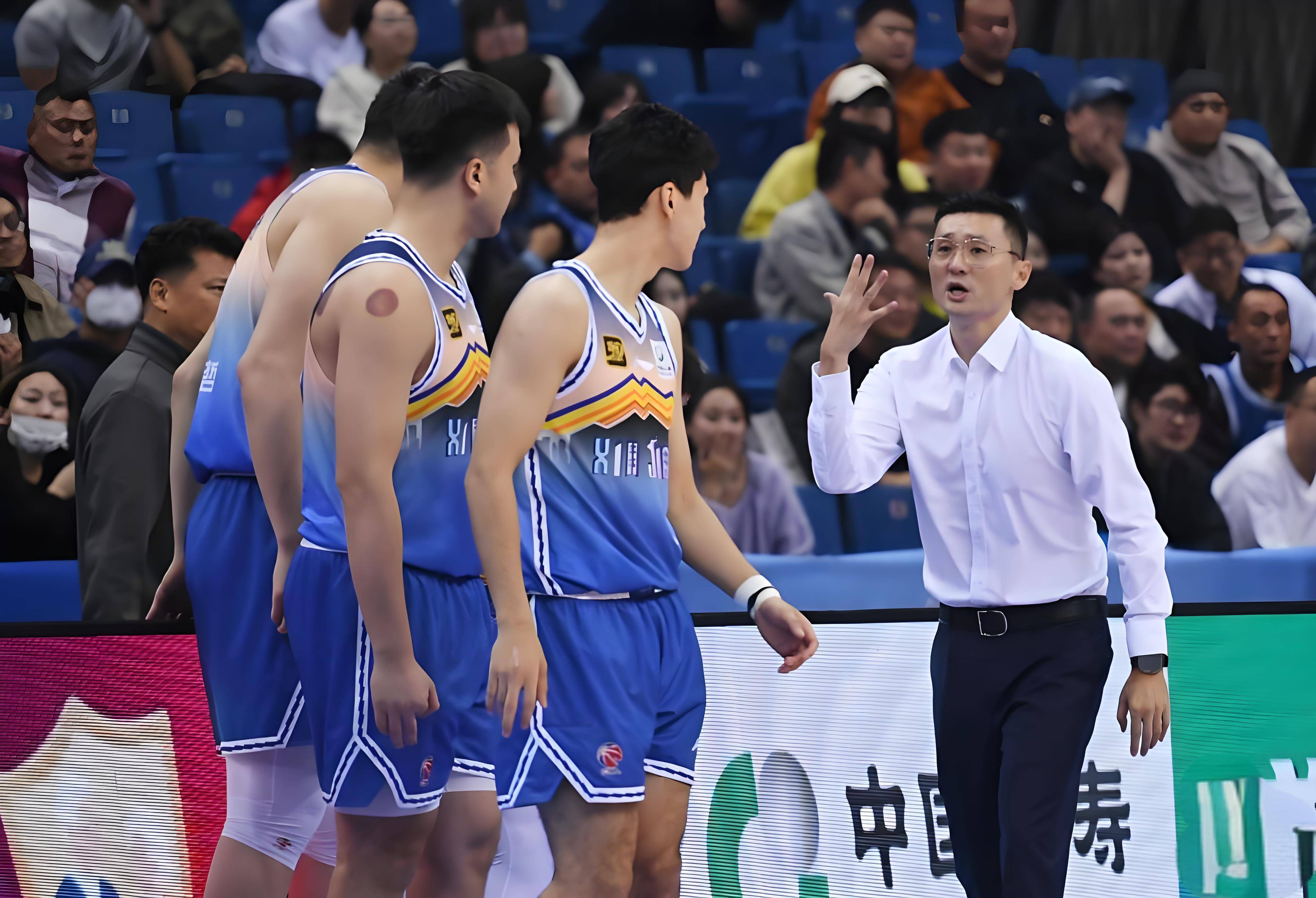 新疆男篮遭遇广州队，实力均衡充满对抗(新疆男篮和广州今天晚上比赛)