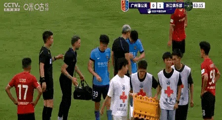 关于黄牌满天飞，裁判遭球迷质疑的信息