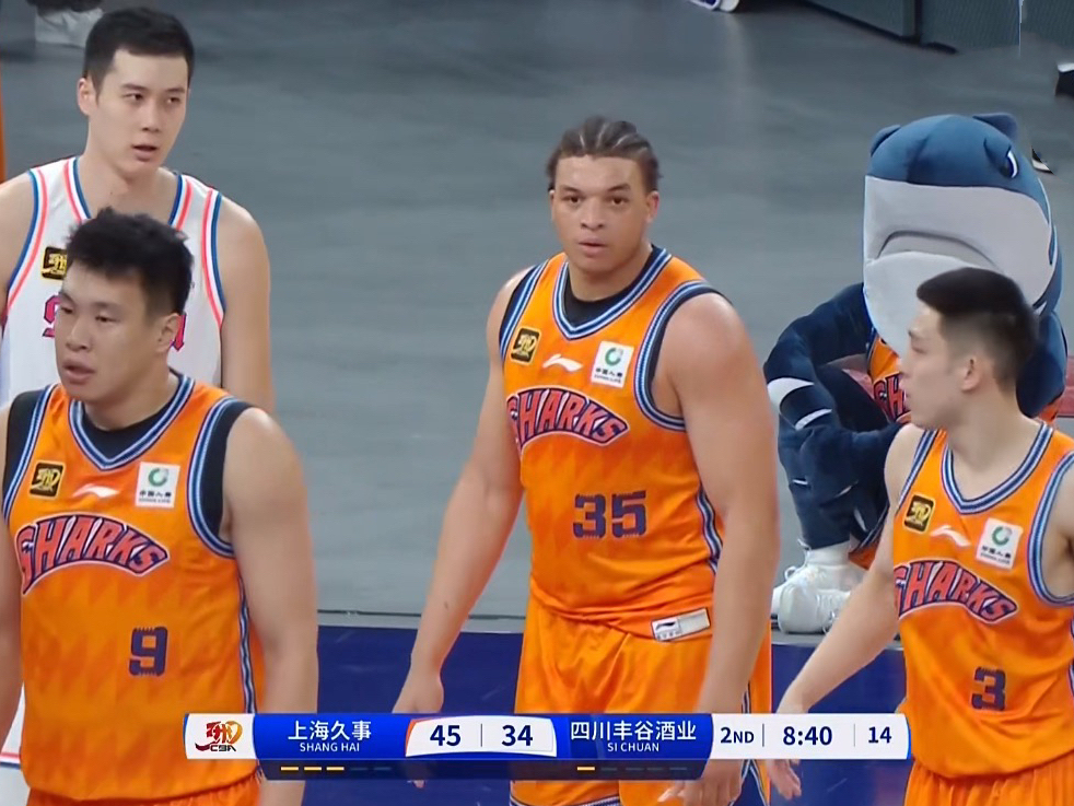 上海男篮队员火力全开，成为焦点